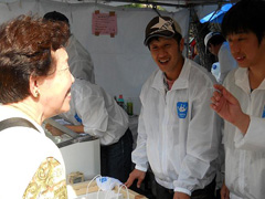(牛乳・乳製品のPRを通じて、消費者との交流を深める酪農家・砂子拓也さん・写真中央)